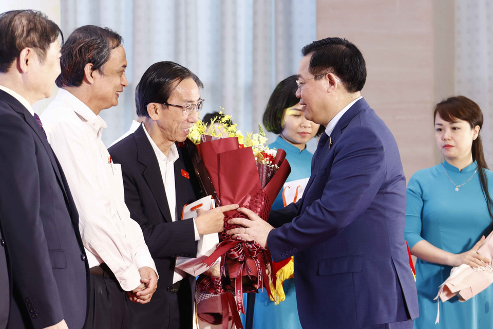 Chủ tịch Quốc hội Vương Đình Huệ tặng hoa và quà lưu niệm cho các đại biểu Quốc hội khóa XV là nhà khoa học. (Ảnh: Doãn Tấn/TTXVN)