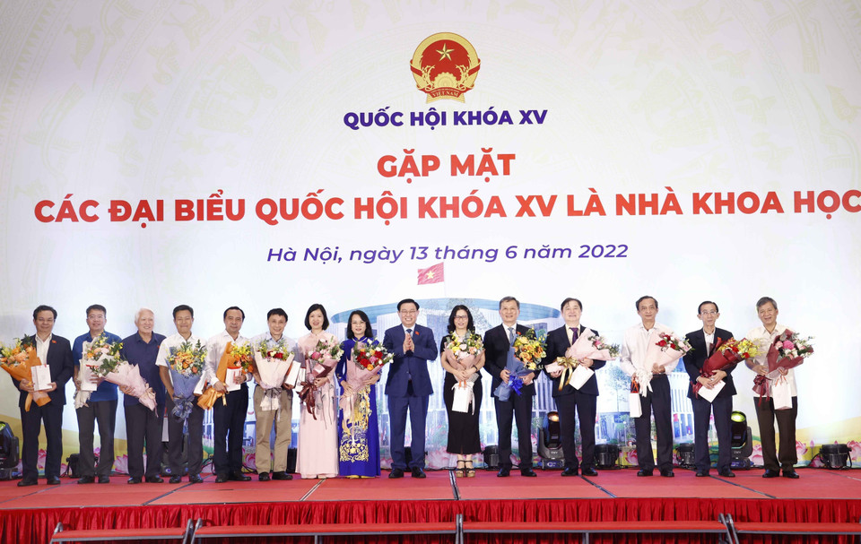 Chủ tịch Quốc hội Vương Đình Huệ tặng hoa và quà lưu niệm cho các đại biểu Quốc hội khóa XV là nhà khoa học. (Ảnh: Doãn Tấn/TTXVN)