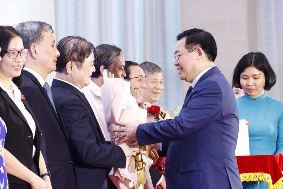 Chủ tịch Quốc hội Vương Đình Huệ tặng hoa và quà lưu niệm cho các đại biểu Quốc hội khóa XV là nhà khoa học. (Ảnh: Doãn Tấn/TTXVN)