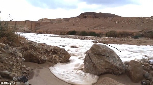 Miệng núi này nằm ở trên đỉnh núi Negev, cách thành phố Beersheba khoảng 50 dặm về phía nam và kết thúc ở biển Chết. 