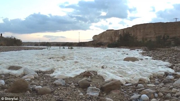 Thượng nguồn của con sông nằm trên các sườn dốc của miệng núi Ramon, một trong số ba miệng núi ở Negev, nổi tiếng với cấu tạo địa chất của nó.