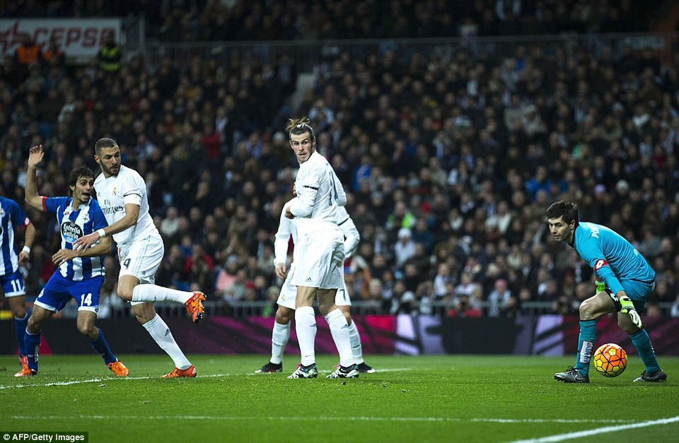 Benzema sớm đưa Real vượt lên dẫn trước ở phút 15.