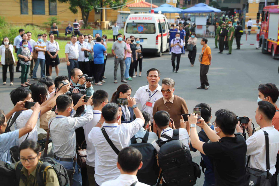 Trước đó, trong phần làm thủ tục xét xử, các luật sư bảo vệ cho những người có quyền lợi, nghĩa vụ liên quan vụ án đề nghị Hội đồng Xét xử thay đổi tư cách tham gia tố tụng của những người này thành bị hại ngay tại phần thủ tục phiên tòa.(Ảnh: Thành Chung/Vietnam+)