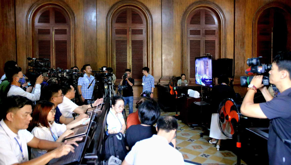 Các ông, bà: Hoài Linh, Đức Hiển, Lê Thị Giàu, Huỳnh Uy Dũng, Thủy Tiên, Công Vinh vắng mặt và có đơn xin xét xử vắng mặt.(Ảnh: Thành Chung/Vietnam+)