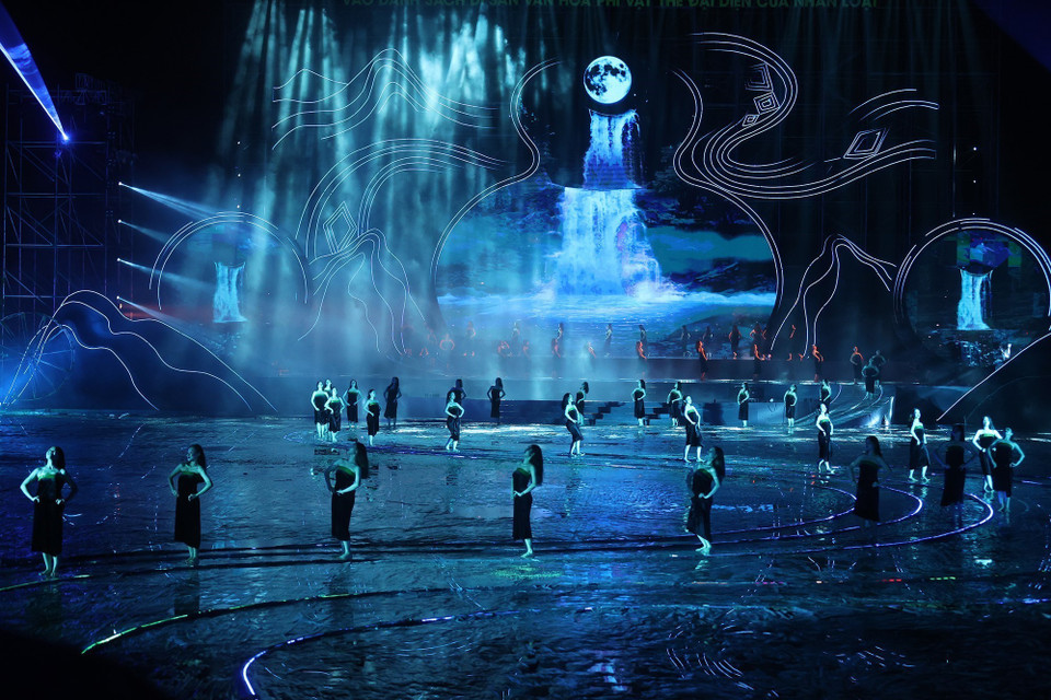 Chương trình nghệ thuật với chủ đề "Xòe Thái - Tinh hoa miền di sản" với sự tham gia của trên 3.000 diễn viên, nghệ nhân và nhân dân. (Ảnh: Dương Giang/TTXVN)