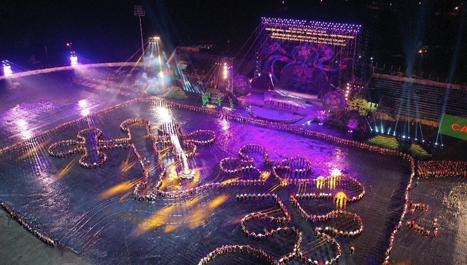 Chương trình nghệ thuật đặc biệt với chủ đề “Xoè Thái- Tinh hoa miền di sản”. (Ảnh: TTXVN phát)