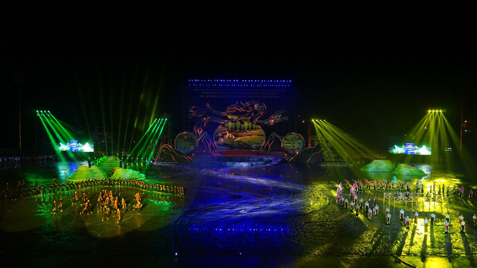 Chương trình nghệ thuật đặc biệt với chủ đề "Xòe Thái - Tinh hoa miền di sản". (Ảnh: Tuấn Anh/TTXVN)