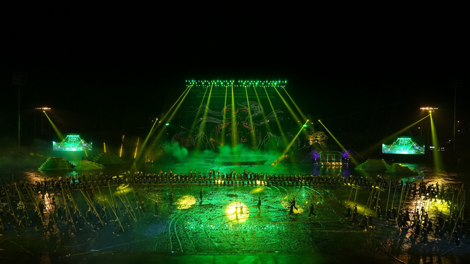 Chương trình nghệ thuật đặc biệt với chủ đề "Xòe Thái - Tinh hoa miền di sản". (Ảnh: Tuấn Anh/TTXVN)