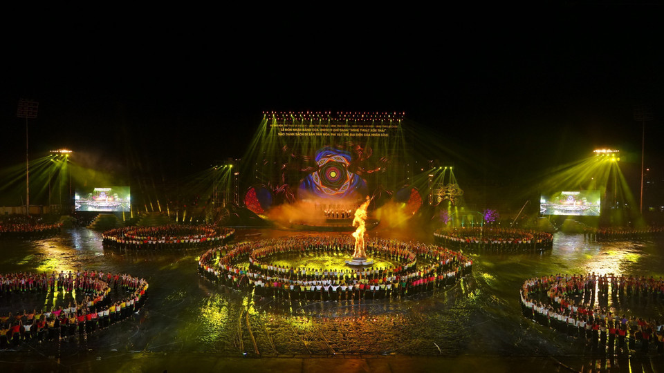 Chương trình nghệ thuật đặc biệt với chủ đề "Xòe Thái - Tinh hoa miền di sản". (Ảnh: Tuấn Anh/TTXVN)