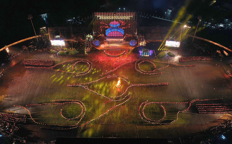 Chương trình nghệ thuật đặc biệt với chủ đề “Xoè Thái- Tinh hoa miền di sản”. (Ảnh: TTXVN)