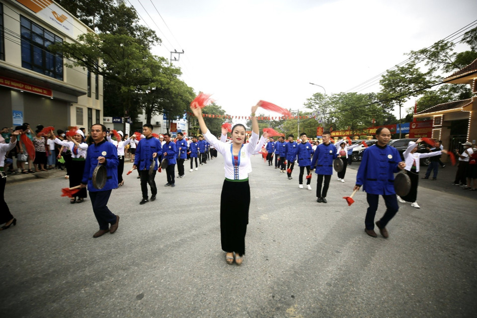 Màn biểu diễn đường phố với sự tham gia của hơn 510 nghệ nhân và người dân trước giờ khai mạc buổi lễ. (Ảnh: Tuấn Anh/TTXVN)