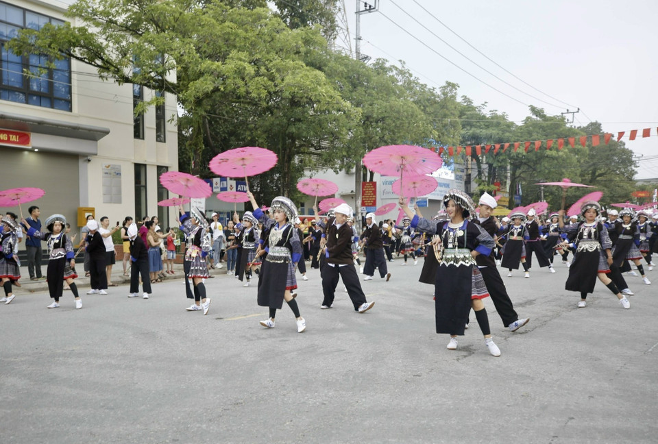 Màn biểu diễn đường phố với sự tham gia của hơn 510 nghệ nhân và người dân trước giờ khai mạc buổi lễ. (Ảnh: Tuấn Anh/TTXVN)