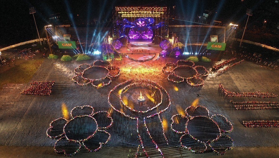 Chương trình nghệ thuật đặc biệt với chủ đề “Xoè Thái- Tinh hoa miền di sản”. (Ảnh: TTXVN phát)