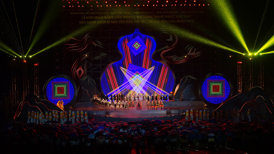 Chương trình nghệ thuật đặc biệt với chủ đề "Xòe Thái - Tinh hoa miền di sản". (Ảnh: Tuấn Anh/TTXVN)