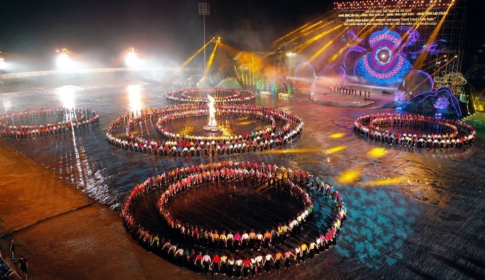 Chương trình nghệ thuật đặc biệt với chủ đề "Xòe Thái - Tinh hoa miền di sản" với sự tham dự của 3.000 diễn viên, nghệ nhân và học sinh tại buổi lễ. (Ảnh: Tuấn Anh/TTXVN)