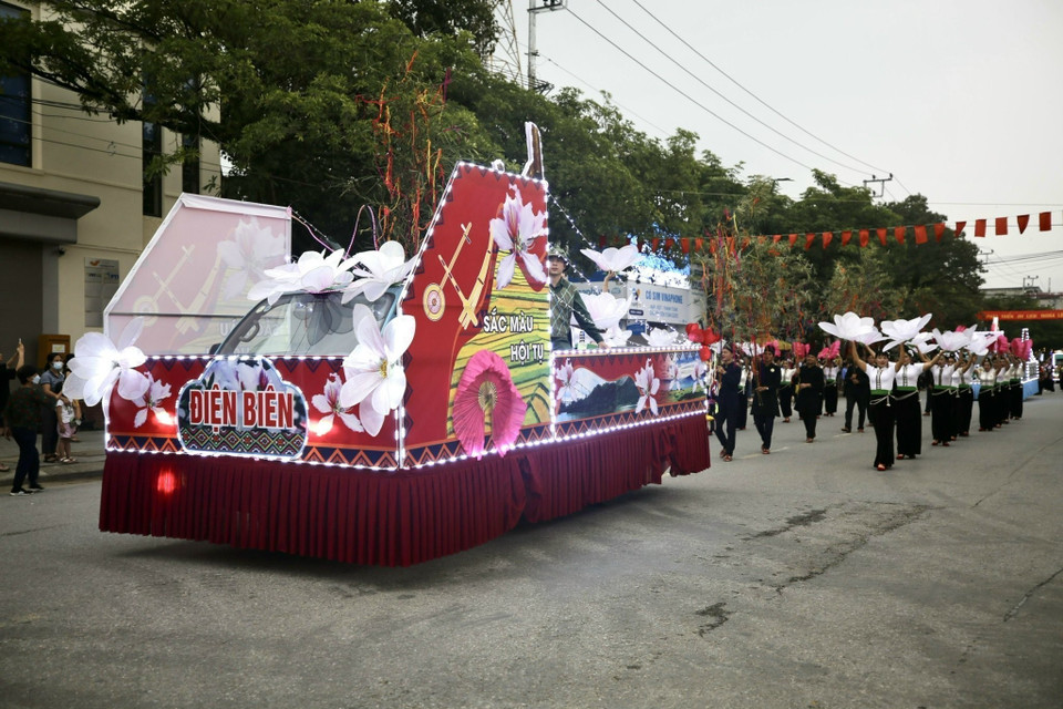 Màn biểu diễn đường phố của các nghệ nhân tỉnh Điện Biên trước giờ khai mạc buổi lễ. (Ảnh: Tuấn Anh/TTXVN)