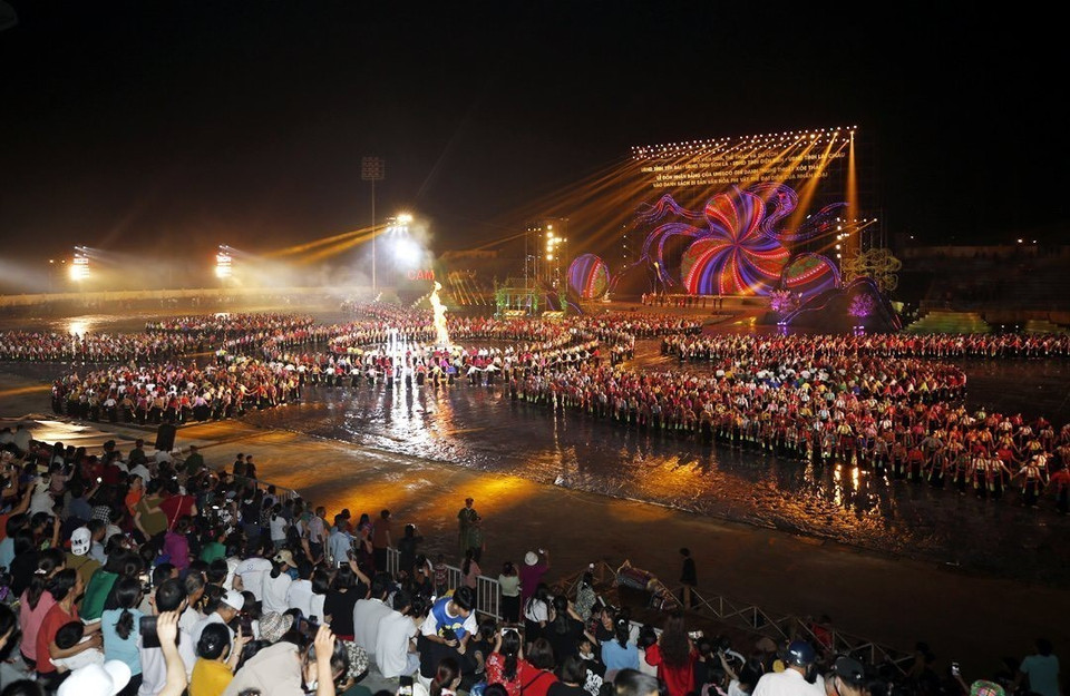 Chương trình nghệ thuật đặc biệt với chủ đề "Xòe Thái - Tinh hoa miền di sản" với sự tham dự của 3.000 diễn viên, nghệ nhân và học sinh tại buổi lễ. (Ảnh: Tuấn Anh/TTXVN)