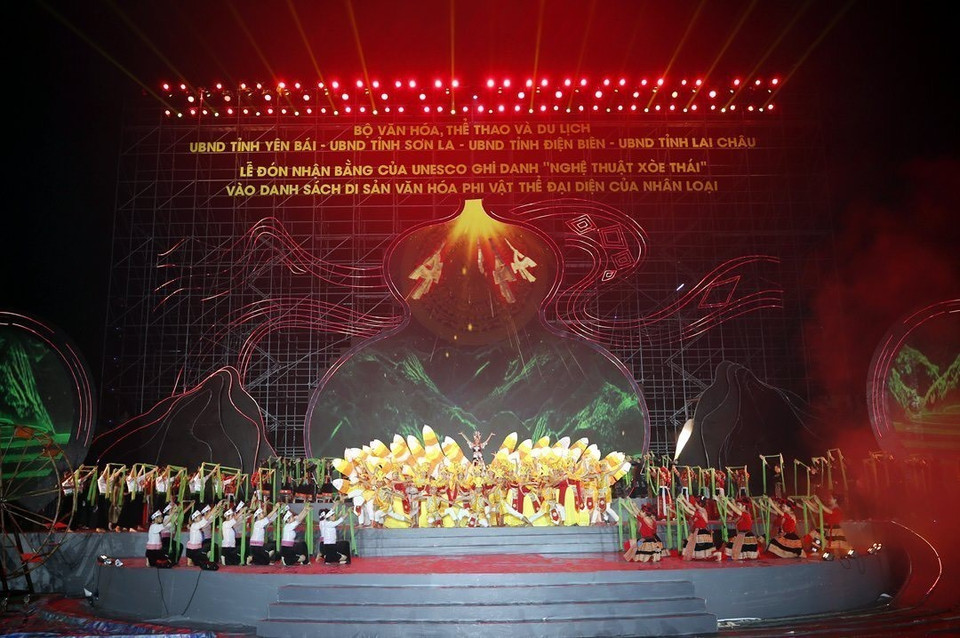 Chương trình nghệ thuật đặc biệt với chủ đề "Xòe Thái - Tinh hoa miền di sản". (Ảnh: Tuấn Anh/TTXVN)