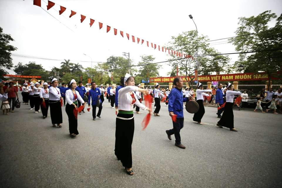 Màn biểu diễn đường phố với sự tham gia của hơn 510 nghệ nhân và người dân trước giờ khai mạc buổi lễ. (Ảnh: Tuấn Anh/TTXVN)