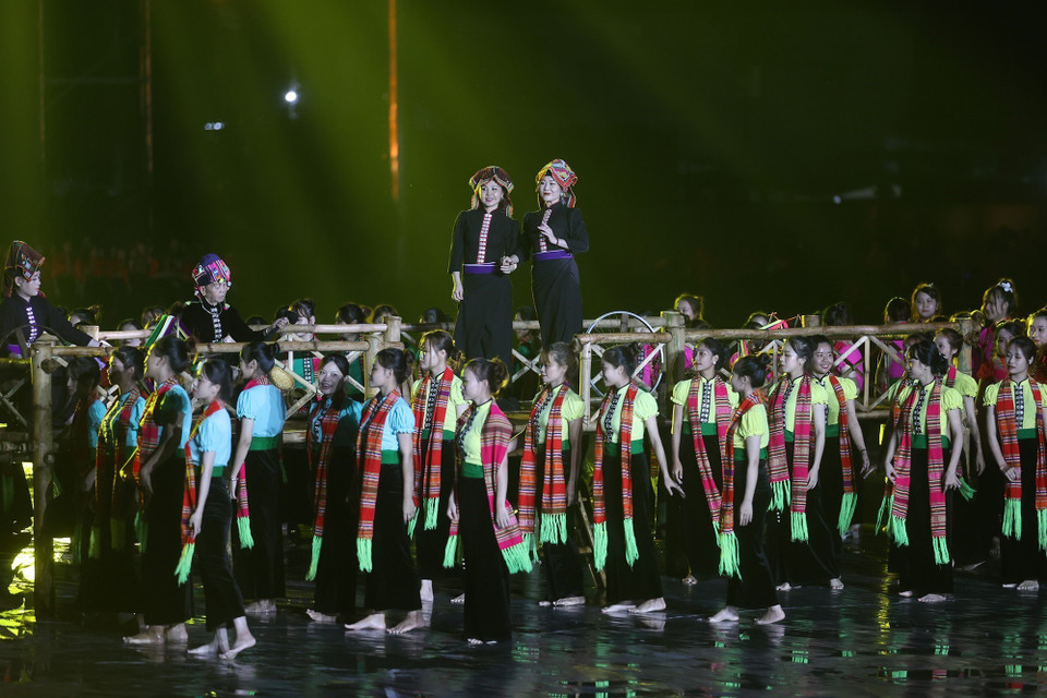 Chương trình nghệ thuật với chủ đề "Xòe Thái - Tinh hoa miền di sản" với sự tham gia của trên 3.000 diễn viên, nghệ nhân và nhân dân. (Ảnh: Dương Giang/TTXVN)