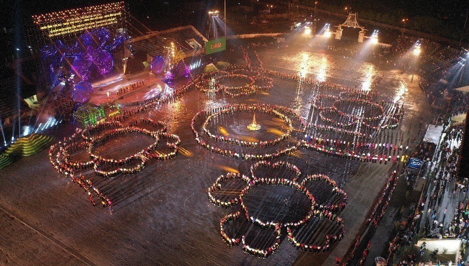 Chương trình nghệ thuật đặc biệt với chủ đề “Xoè Thái- Tinh hoa miền di sản”. (Ảnh: TTXVN)