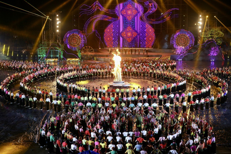 Chương trình nghệ thuật đặc biệt với chủ đề "Xòe Thái - Tinh hoa miền di sản". (Ảnh: Tuấn Anh/TTXVN)