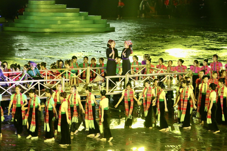 Chương trình nghệ thuật đặc biệt với chủ đề "Xòe Thái - Tinh hoa miền di sản". (Ảnh: Tuấn Anh/TTXVN)