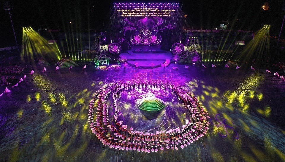 Chương trình nghệ thuật đặc biệt với chủ đề “Xoè Thái- Tinh hoa miền di sản”. (Ảnh: TTXVN phát)