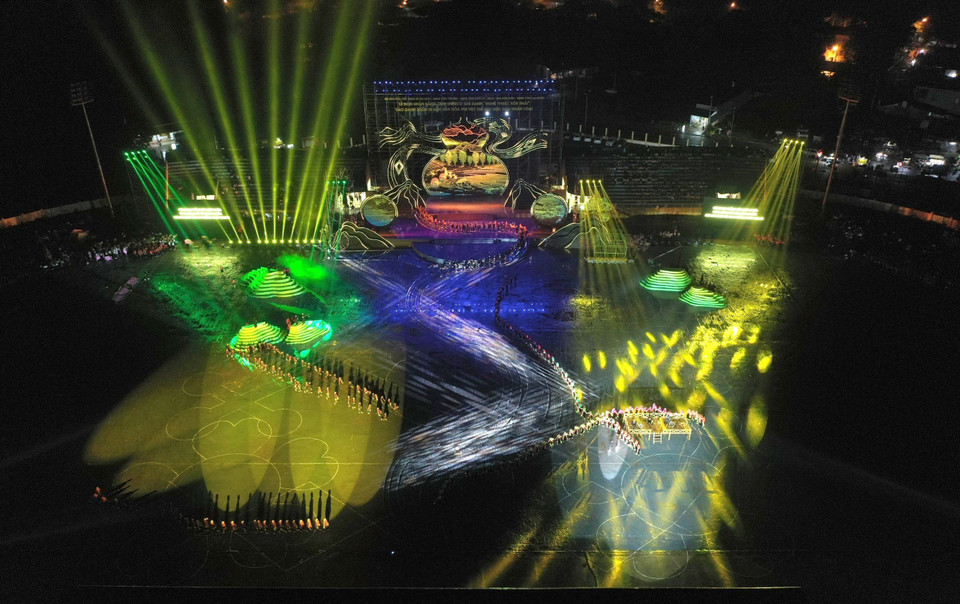 Chương trình nghệ thuật đặc biệt với chủ đề “Xoè Thái - Tinh hoa miền di sản”. (Ảnh: TTXVN)