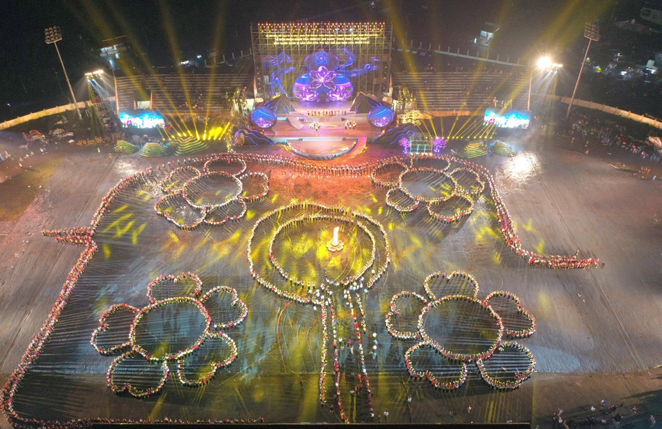 Chương trình nghệ thuật đặc biệt với chủ đề “Xoè Thái- Tinh hoa miền di sản”.(Ảnh: TTXVN)