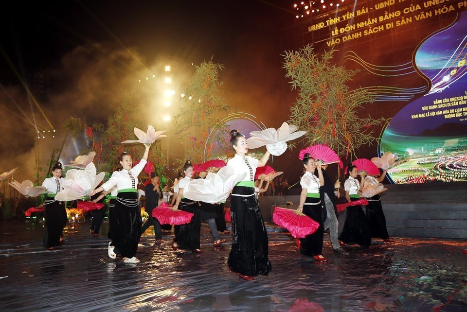 Chương trình nghệ thuật đặc biệt với chủ đề "Xòe Thái - Tinh hoa miền di sản". (Ảnh: Tuấn Anh/TTXVN)