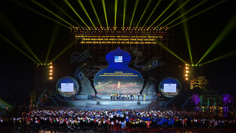 Lễ đón nhận Bằng của UNESCO ghi danh “Nghệ thuật Xòe Thái” vào Danh sách Di sản Văn hóa Phi vật thể Đại diện của Nhân loại. (Ảnh: Tuấn Anh/TTXVN)