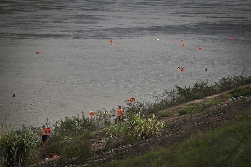 Rất đông người dân cả người lớn lẫn trẻ nhỏ xuống tắm sông trong những ngày này dù nước sông Đà đang dâng cao và dòng chảy mạnh. (Ảnh: Trọng Đạt/TTXVN)
