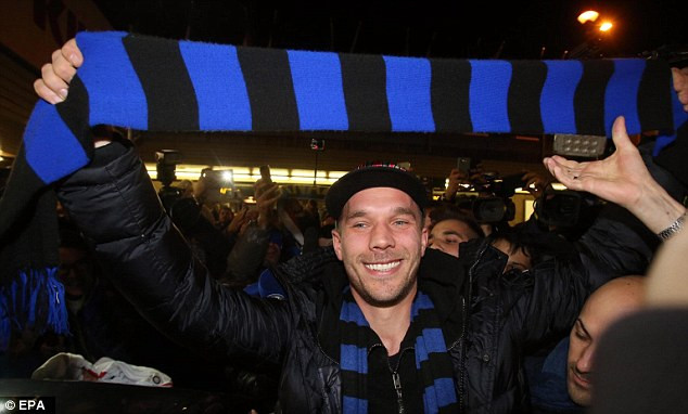 Podolski đã mặc chiếc áo có sọc xanh-đen của Inter.