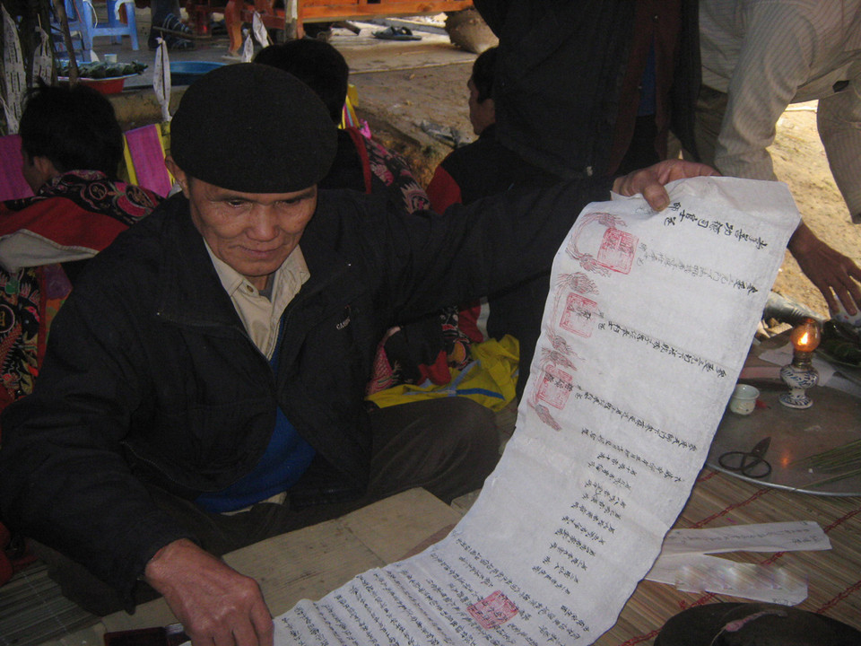 Thầy cúng chuẩn bị cho lễ cấp sắc. (Ảnh: Quang Đán/TTXVN)