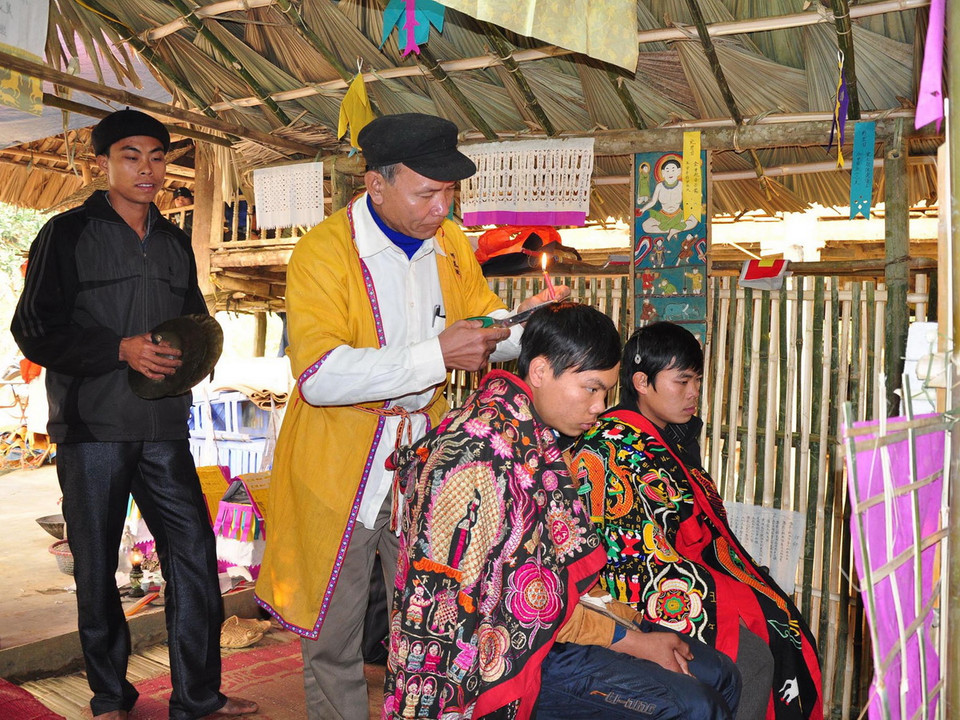 Thầy cúng làm lễ cho người được cấp sắc. (Ảnh: Quang Đán/TTXVN)