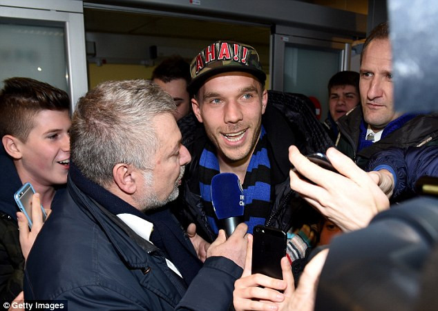 Lukas Podolski đã đặt chân đến Milan.