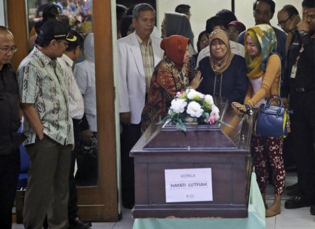 Mẹ của nạn nhân Hayati Lutfiah tại lễ nhận thi hài. (Nguồn: AP)