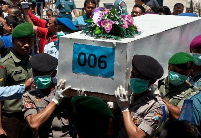 Một cỗ quan tài khác được đưa đi. (Nguồn: Reuters)