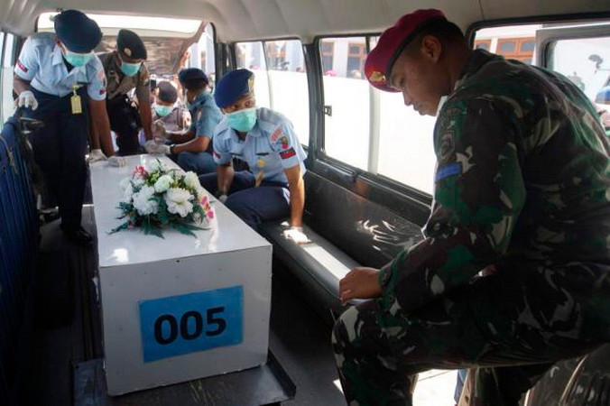 Quan tài mang thi hài một hành khách trên chuyến bay QZ8501 vớt được ở vùng biển Borneo được đưa lên xe tại một căn cứ quân sự ở Surabaya hôm 1/1/2015.(Nguồn: Reuters)