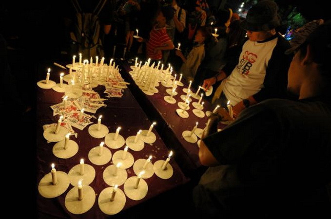 Những ngọn nến được thắp lên trong buổi cầu nguyện cho các nạn nhân. (Nguồn: Getty Images)