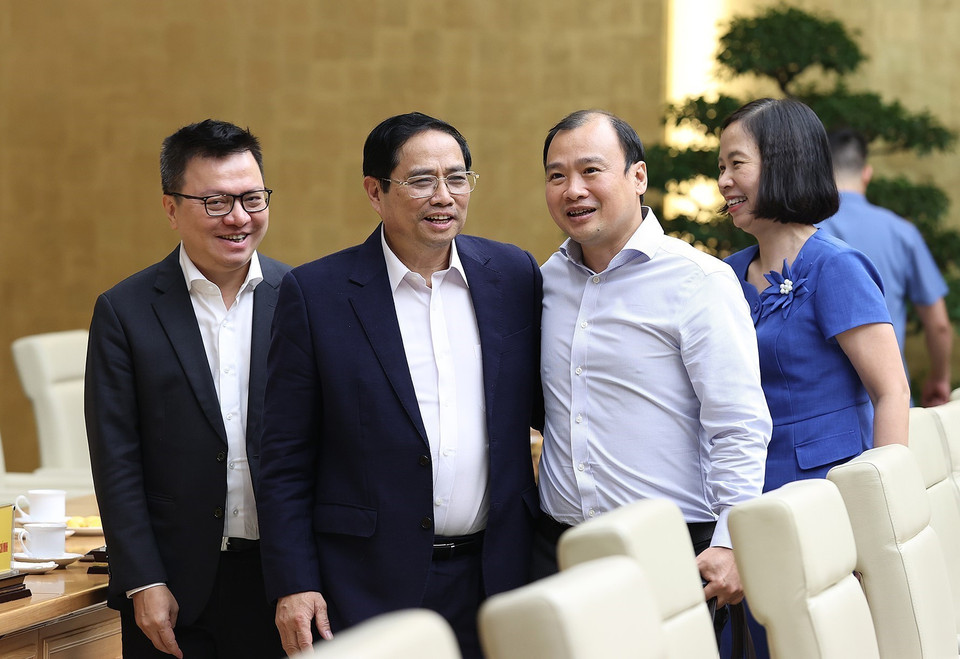 Thủ tướng Phạm Minh Chính với lãnh đạo các cơ quan báo chí nhân Ngày Báo chí cách mạng Việt Nam. (Ảnh: Dương Giang/TTXVN)