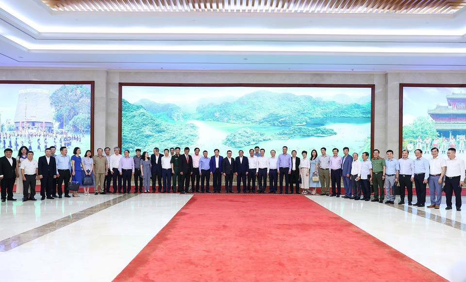 Thủ tướng Phạm Minh Chính với lãnh đạo các cơ quan báo chí nhân Ngày Báo chí cách mạng Việt Nam. (Ảnh: Dương Giang/TTXVN)