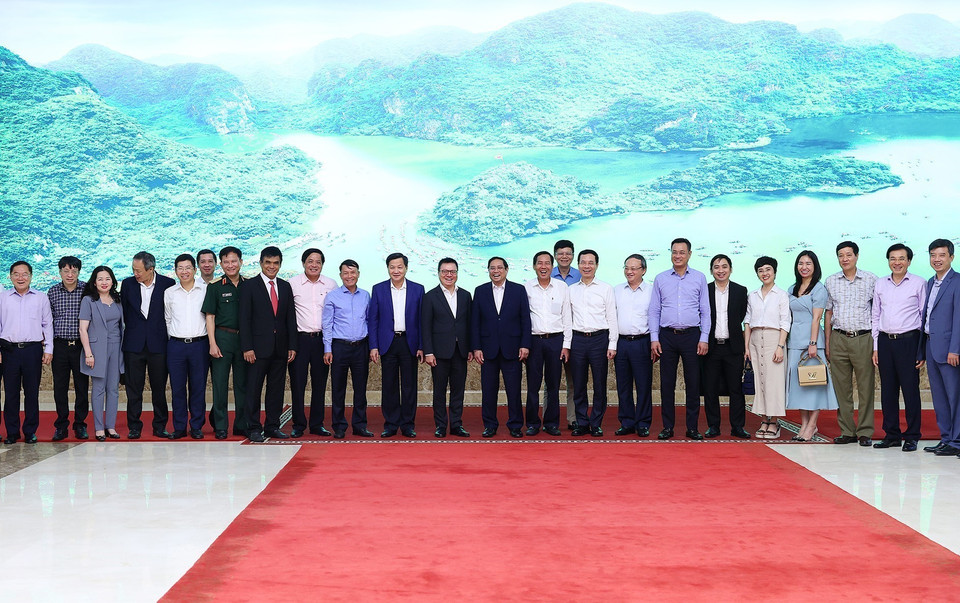 Thủ tướng Phạm Minh Chính với lãnh đạo các cơ quan báo chí nhân Ngày Báo chí cách mạng Việt Nam. (Ảnh: Dương Giang/TTXVN)