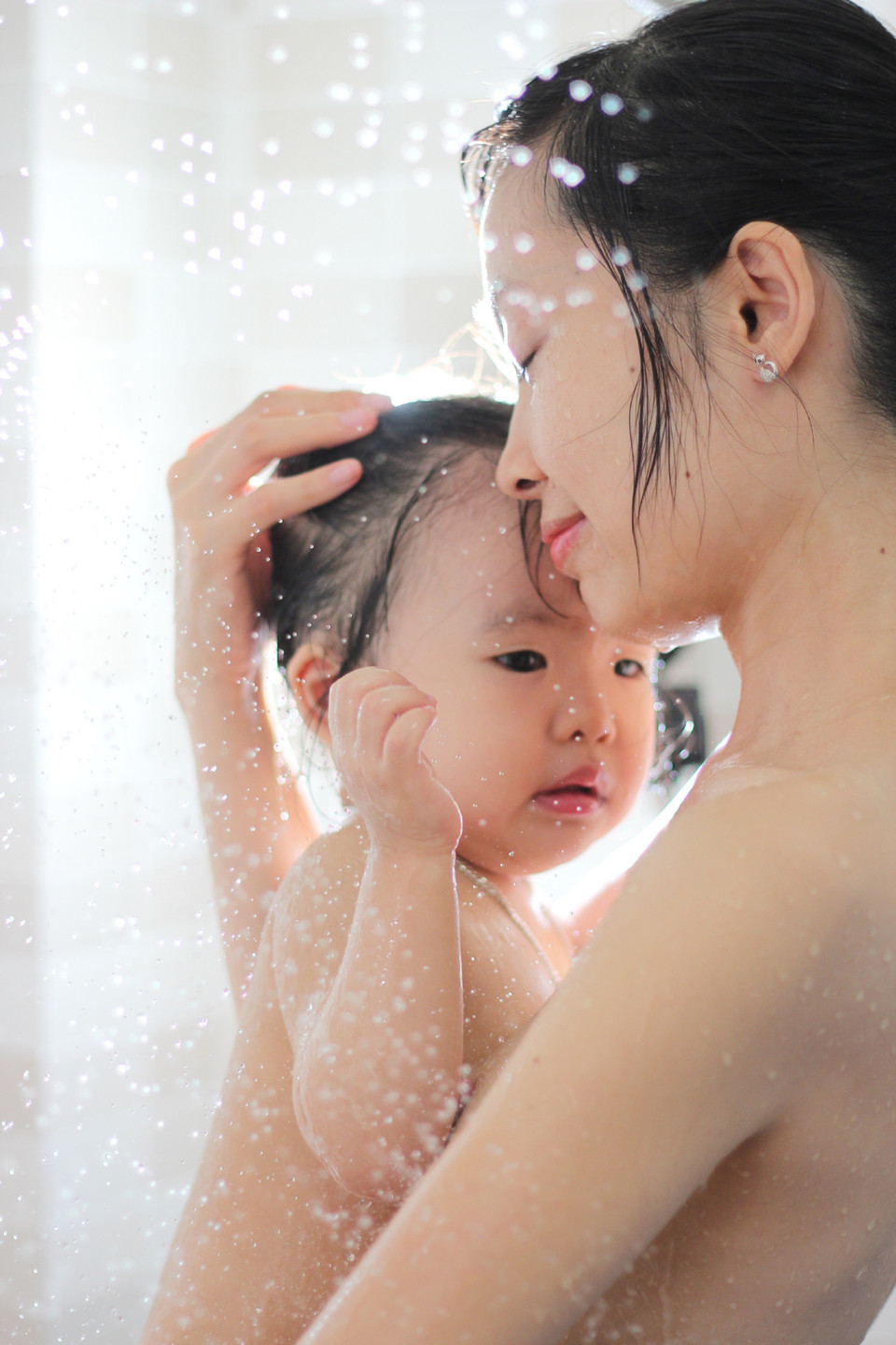 Bức ảnh đong đầy yêu thương của tác giả Phạm Tuấn Hiếu đã đoạt giải Nhất chủ đề Mẫu tử. (Nguồn: BTC)