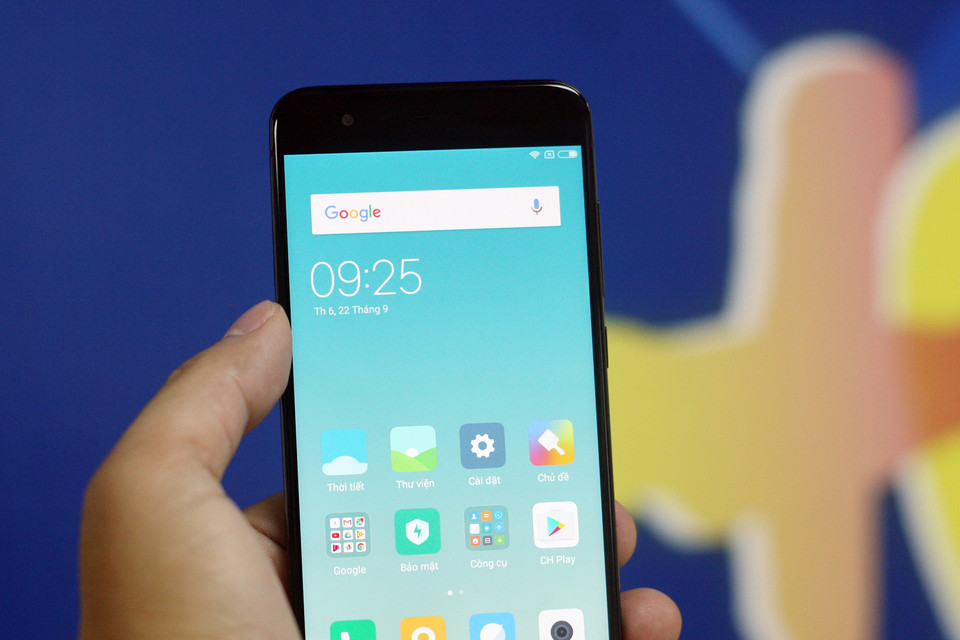 Màn hình 5.15 inch chống lóa với khả năng điều chỉnh độ sáng 0,15nit mỗi mức với mặt kính cong 3D bốn cạnh.