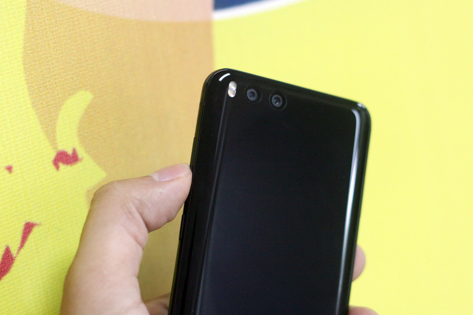 Camera kép với ống kính góc rộng 12 MP hỗ trợ chống rung quang học (OIS) 4 trục + ống kính tele 12MP.