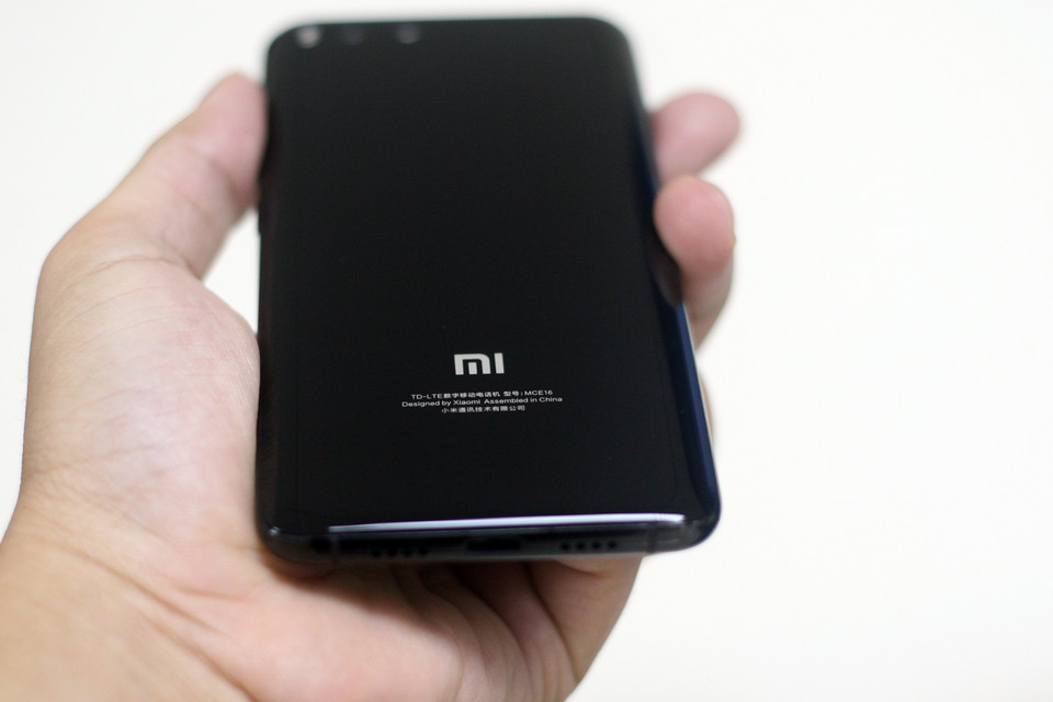 Mi6 được trang bị pin dung lượng cao với 3.350mAh.
