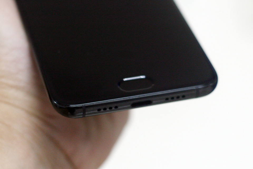 Hệ thống loa kép của Mi6 cho trải nghiệm xem phim và chơi game sống động. Máy trợ cổng USB Type-C.