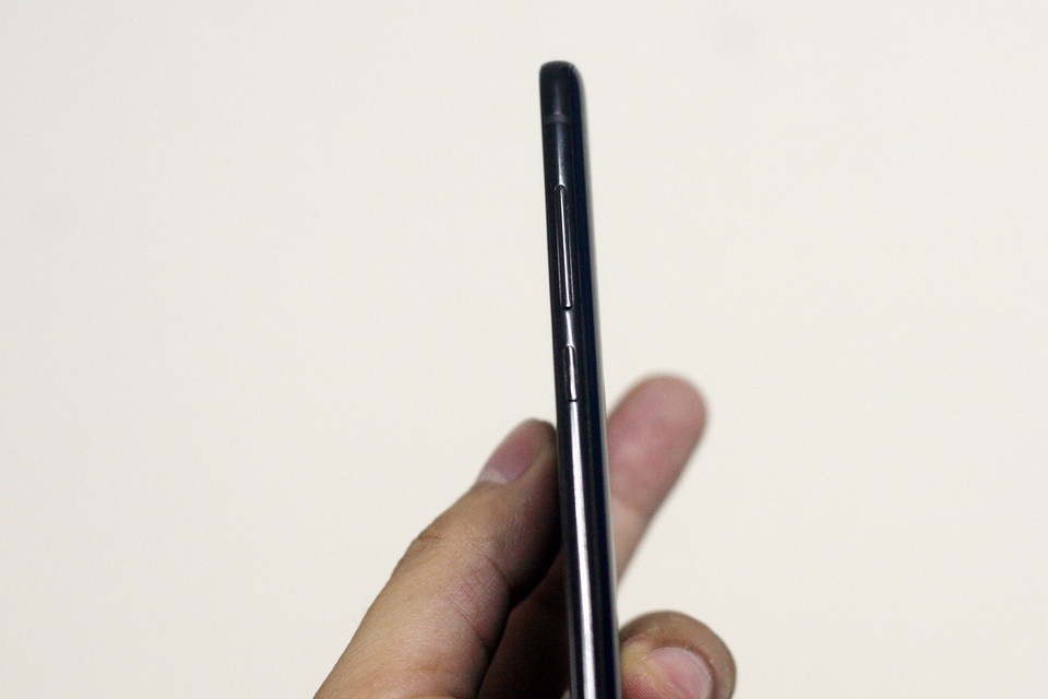 Cạnh bên của Mi6 với nút điều chỉnh âm lượng và bật tắt.